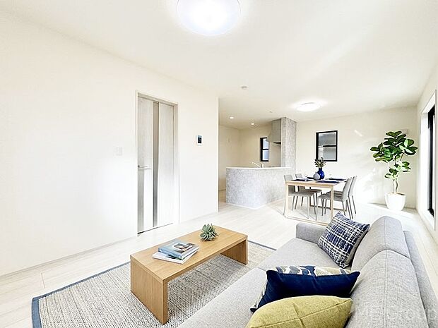 落ち着いた雰囲気のLDKは家族みんなの快適空間※家具はCGです