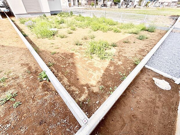 ガーデニングや家庭菜園も楽しめるお庭付き。