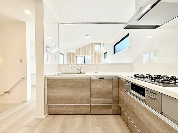 カウンター越しに楽しいおしゃべり。いつものお料理がもっと美味しくなりそうですね。