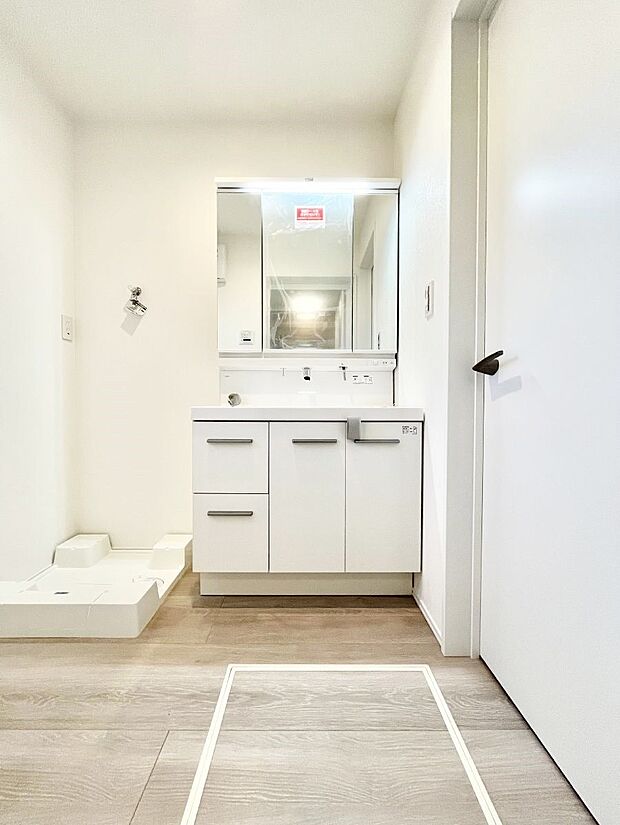 大きく見やすい三面鏡で清潔感ある洗面台は、身だしなみチェックや肌のお手入れにおすすめです。