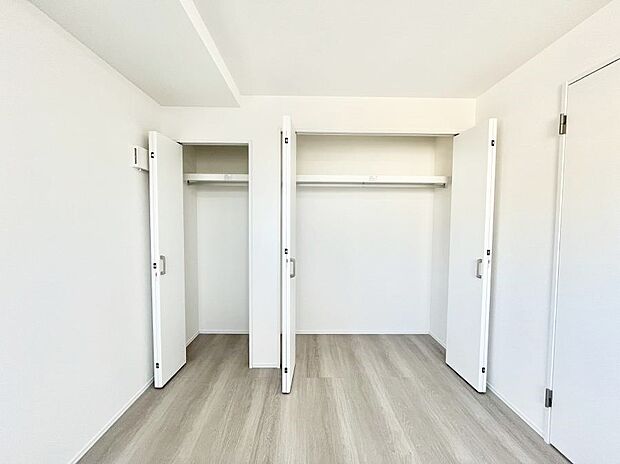 洋室のクローゼット。奥行きがあるので厚手の衣類もすっきり収まります。