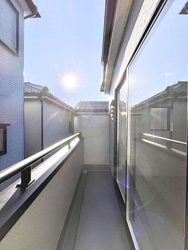 暖かな陽光が降り注ぐバルコニーはお洗濯におすすめ。爽やかな風も心地よいです。