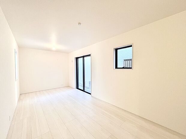 大きな窓からたっぷりの陽光と風を感じられるリビング