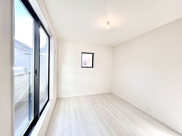 バルコニーが開放感をプラスしてくれる洋室