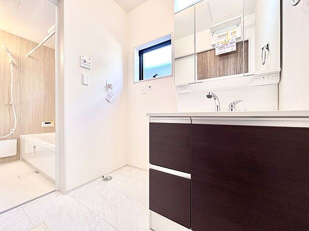 清潔感のある快適空間です。毎日の身支度も気持ち良くお使い頂けます。 