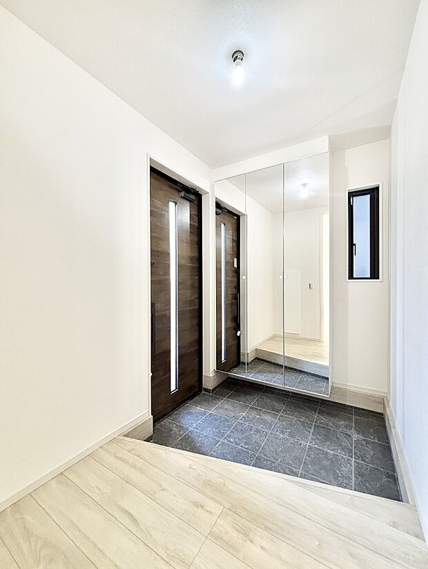 明るい玄関はお客様をお出迎えするのにぴったりです!