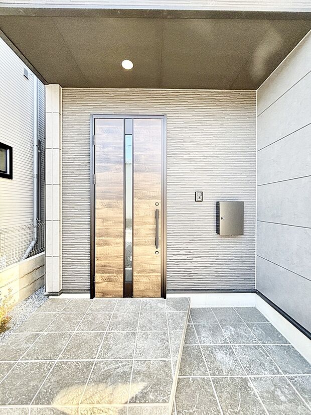 大切な家族、来客を出迎える玄関。