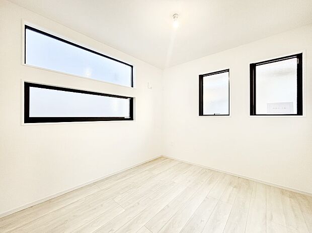 窓からのやさしい光が心地よいプライベートルーム