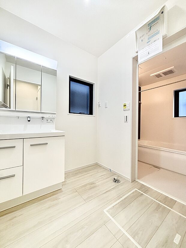 清潔感ある洗面化粧室で朝の身支度も快適