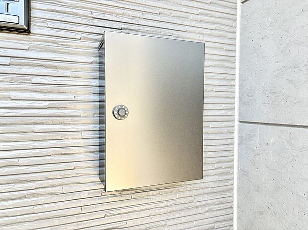 シンプルデザインのポスト。