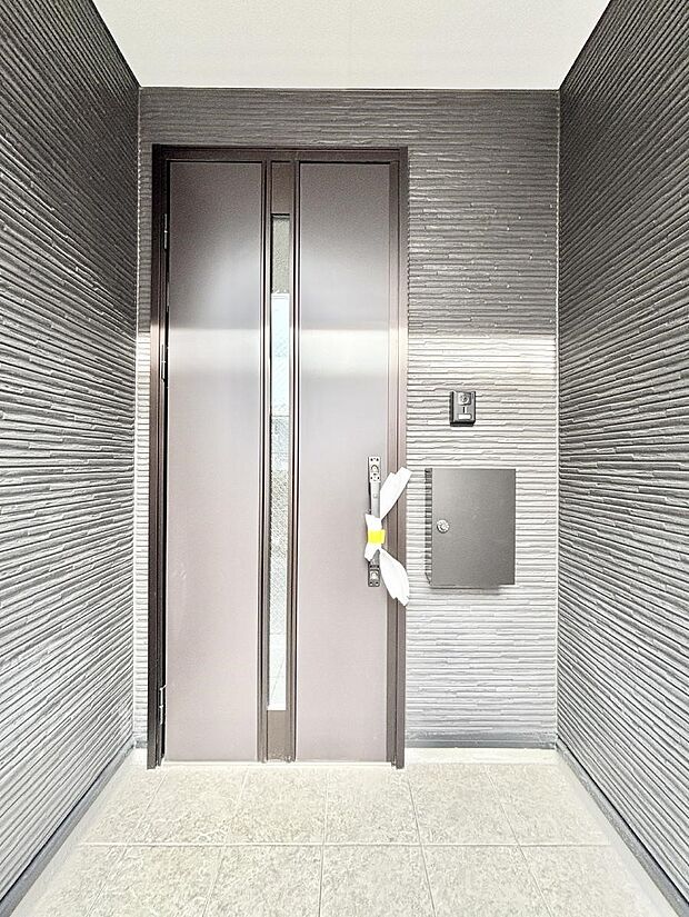 大切な家族、来客を出迎える玄関。玄関前は屋根付きで雨が降っていても濡れにくいです。