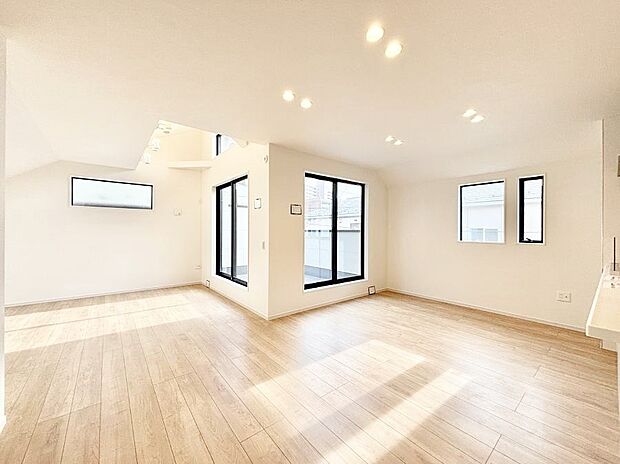 明るい陽光が注ぎ、寛ぎの雰囲気に満たされるリビング・ダイニング。