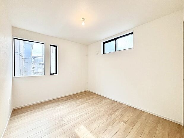 窓からのやさしい光が心地よいプライベートルーム