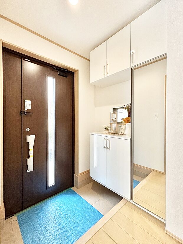 ミラー付きシューズボックスはお出かけ前の身だしなみチェックに便利