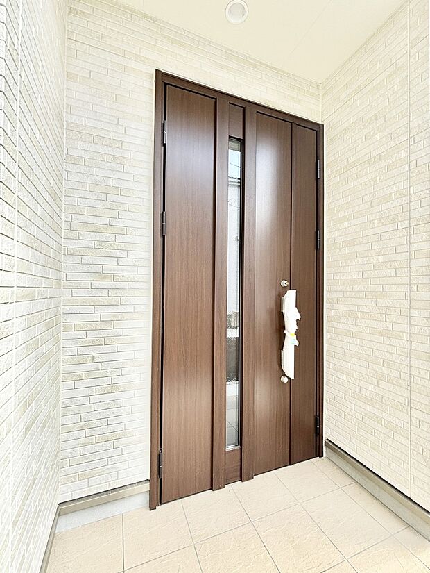 住まいの顔を演出する、玄関ドア。 