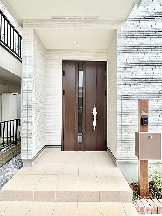 大切な家族、来客を出迎える玄関。玄関前は屋根付きで雨が降っていても濡れにくいです。 