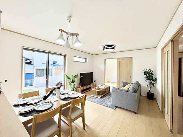 自然光が取り込まれ、家族団らんの場所を明るく演出