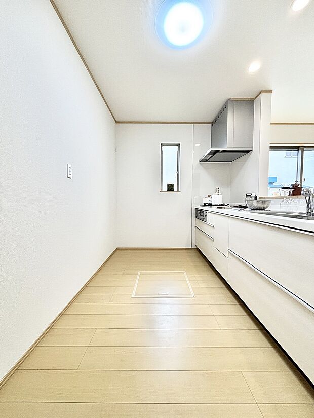 爽やかな風が通り抜けるキッチン。窓があるので明るく換気にも役立ちます。