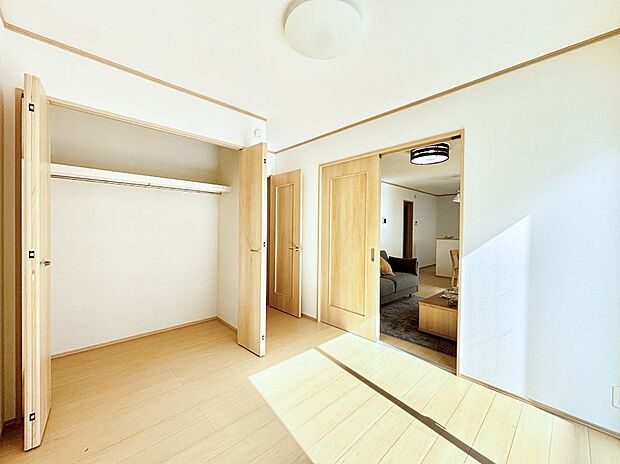 リビング横の洋室は引き戸を開ければリビングと一体に。閉じれば独立した洋室に。