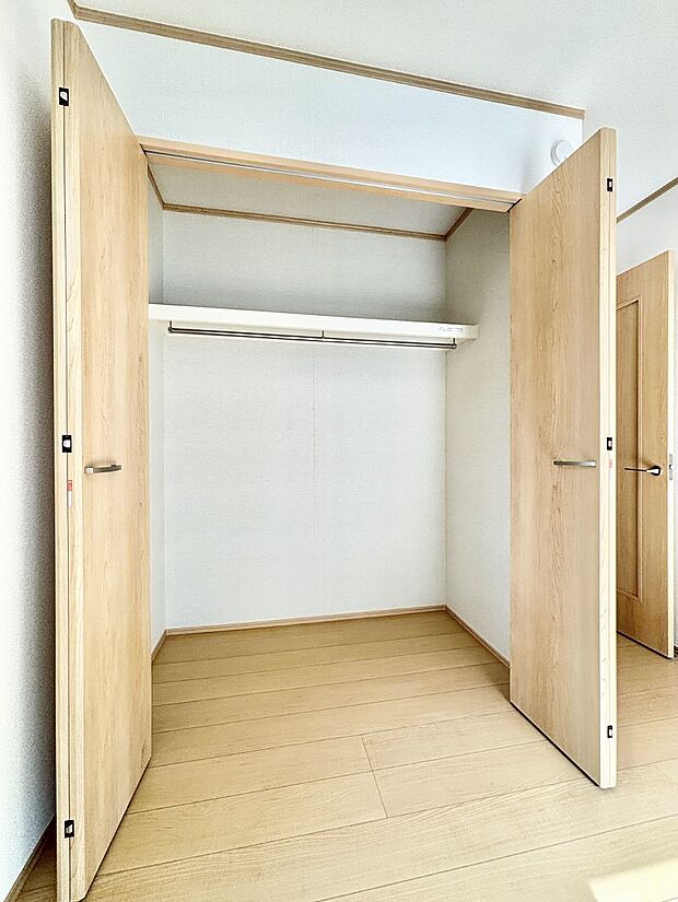 洋室のクローゼット。奥行きがあるので厚手の衣類もすっきり収まります。