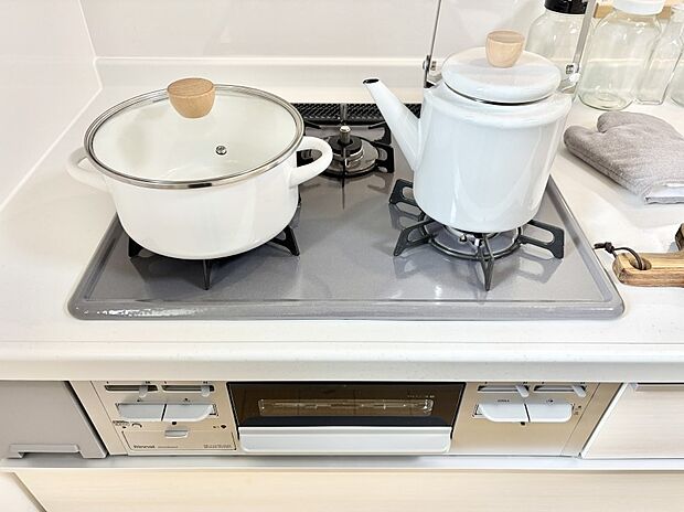 ガスコンロはSiセンサー搭載。火力調節や焦げ付き・消し忘れも防いでくれます。