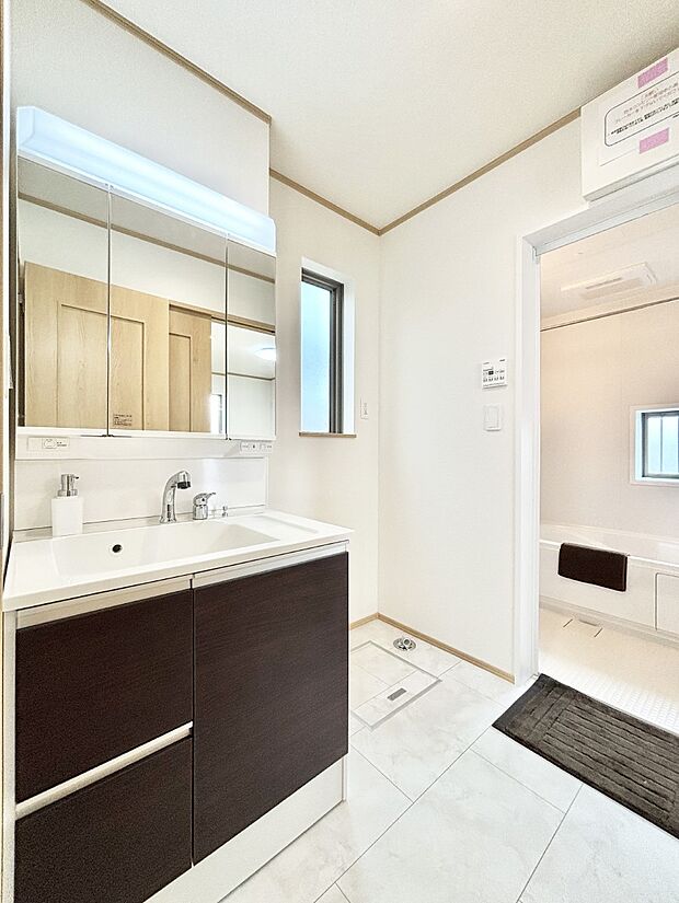 小窓がついているので湿気の多い場所でも換気が十分行えます。毎日の身支度を気持ち良く！