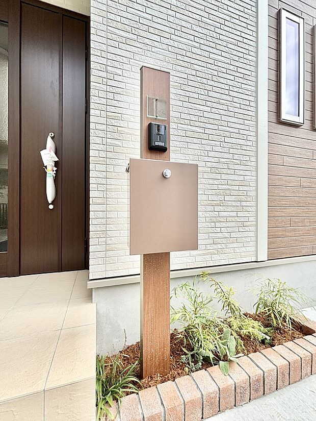 表札・インターホン・ポストをひとつに集約。エントランスになじむシンプルデザイン。