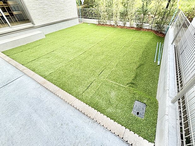 ガーデニングや家庭菜園も楽しめるお庭付き。