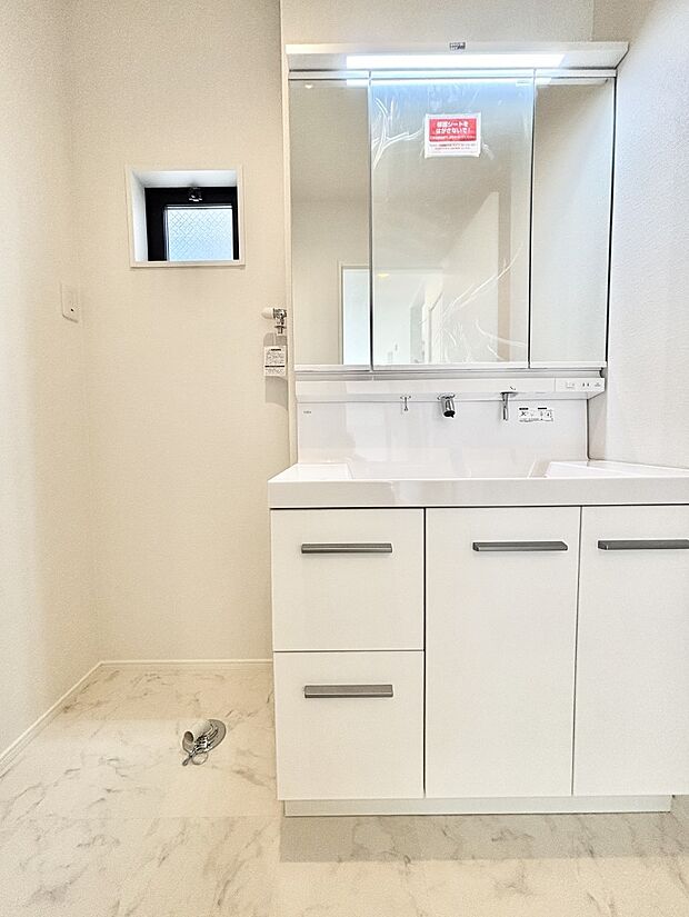 三面鏡キャビネット・シャワー付き洗面化粧台で忙しい朝の身支度もスムーズに！