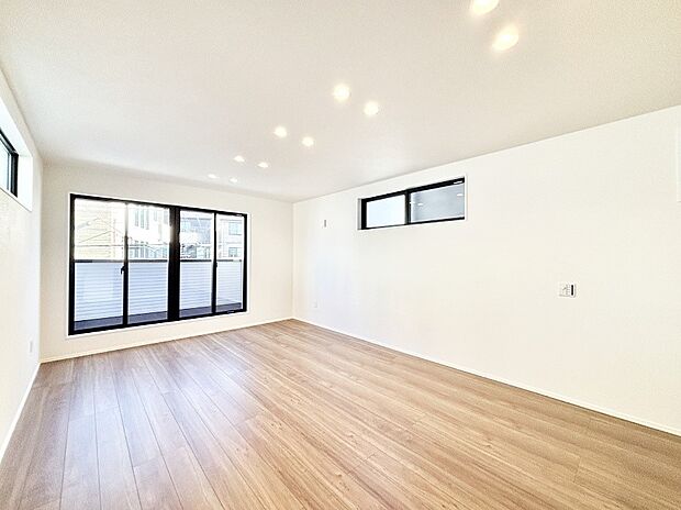 明るい陽光が注ぎ、寛ぎの雰囲気に満たされるリビング・ダイニング。