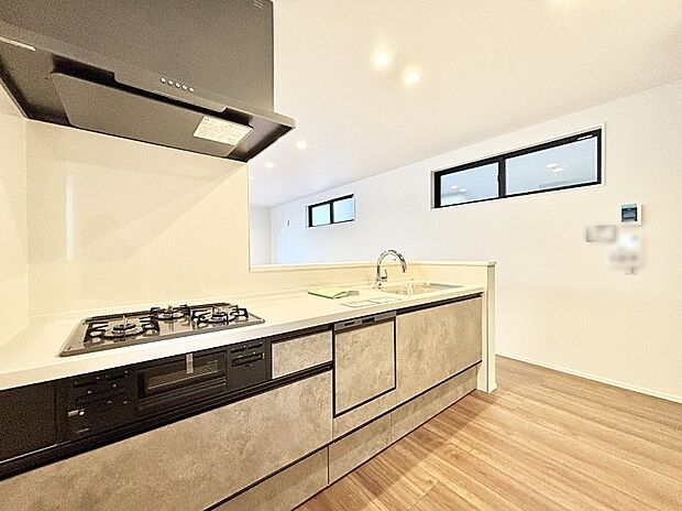 カウンター越しに楽しいおしゃべり。いつものお料理がもっと美味しくなりそうですね。