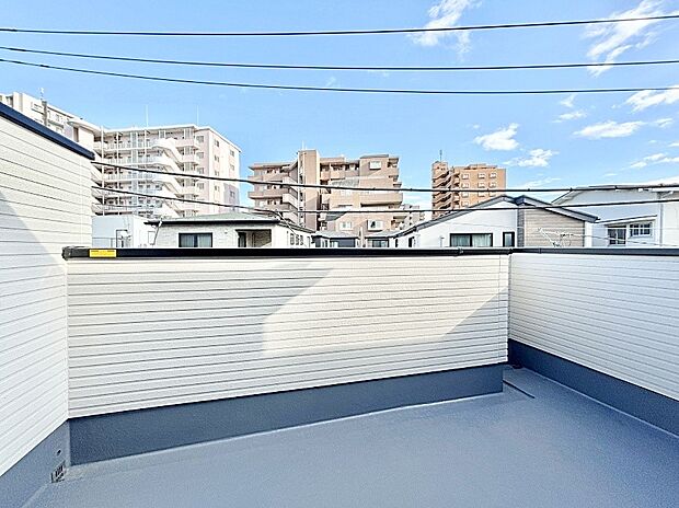 広々バルコニーでお洗濯物が気持ちよく乾きます。
