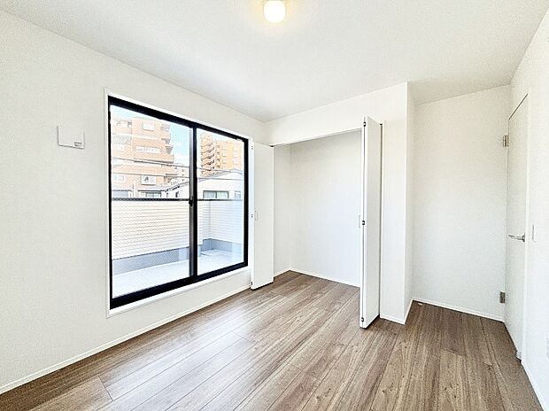 明るいバルコニーサイドに洋室を設置。目覚めの良い寝室に。