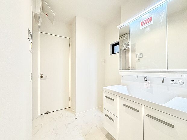 洗面所はゆとりのあるスペースで、身支度や入浴後のスキンケアも心に余裕をもってできそうです。