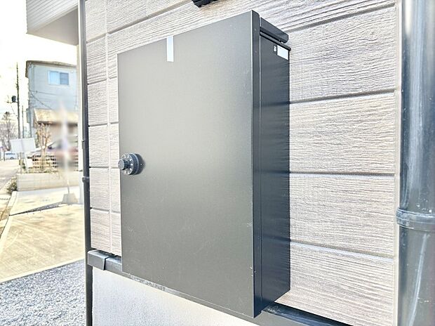 シンプルデザインのポスト。