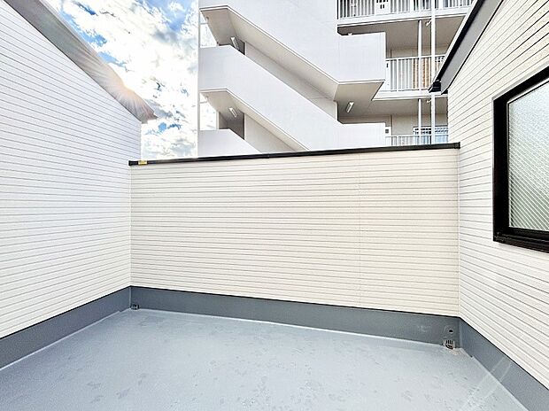 広々バルコニーでお洗濯物が気持ちよく乾きます。