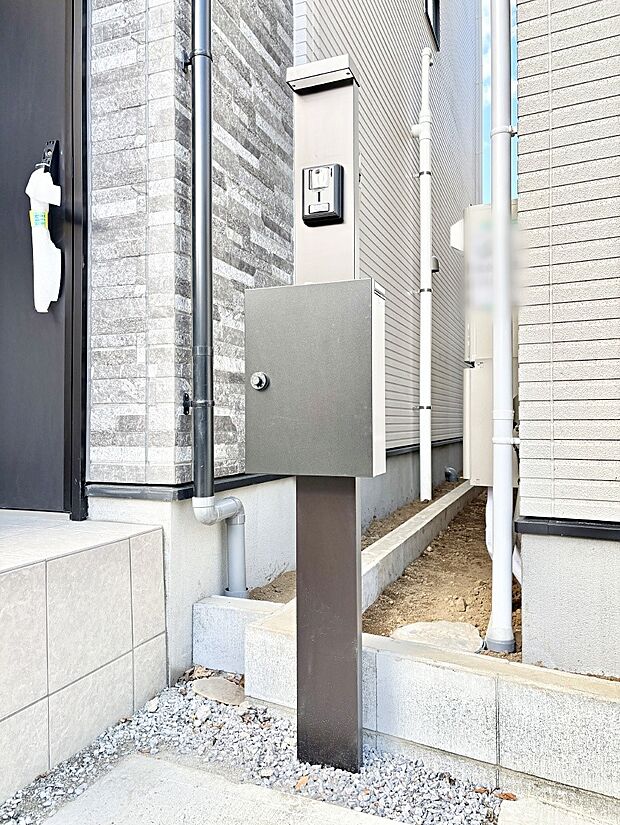 表札・インターホン・ポストをひとつに集約。エントランスになじむシンプルデザイン。