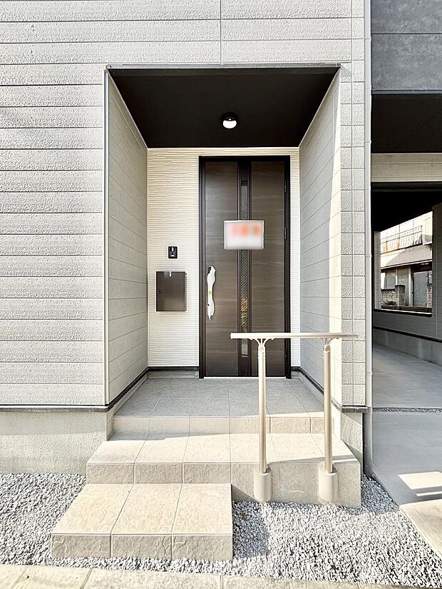 玄関前は雨が降っても濡れにくい屋根付き 