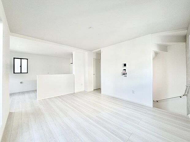 明るい陽光が注ぎ、寛ぎの雰囲気に満たされるリビング・ダイニング。  