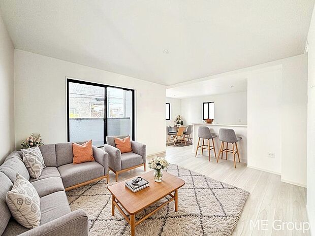 ご家族の賑やかな話し声で包まれる明るいリビング  ※家具はCGです 