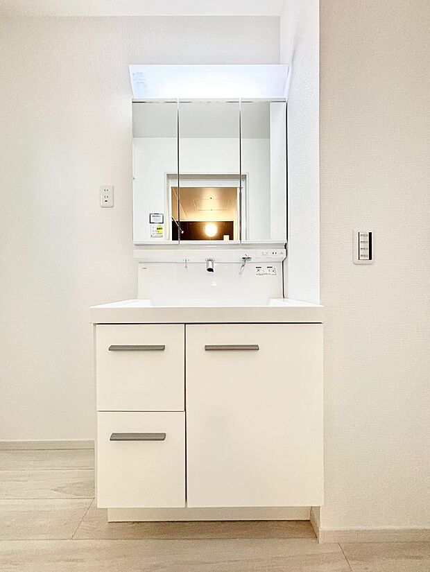 収納力と機能性に優れた洗面化粧台 