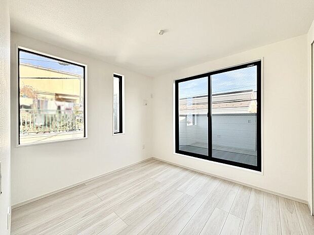 バルコニーが開放感をプラスしてくれる洋室   