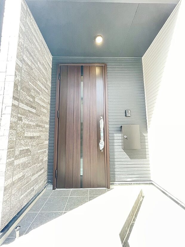 玄関前は雨が降っても濡れにくい屋根付き
