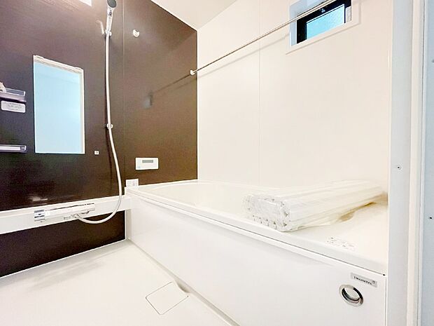 一日の疲れを癒してくれる明るい清潔感のあるバスルーム