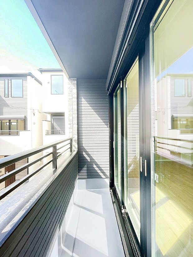 暖かな陽光が降り注ぐバルコニーはお洗濯におすすめ。爽やかな風も心地よいです。