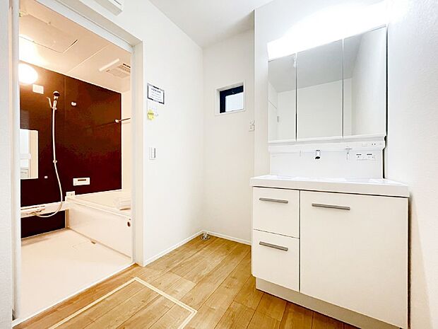 ゆとりの洗面スペースで朝の身支度もスムーズに