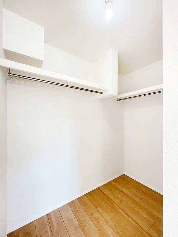 衣類をハンガーに掛けたまま収納できるWIC。衣類の整理整頓がしやすくて便利です