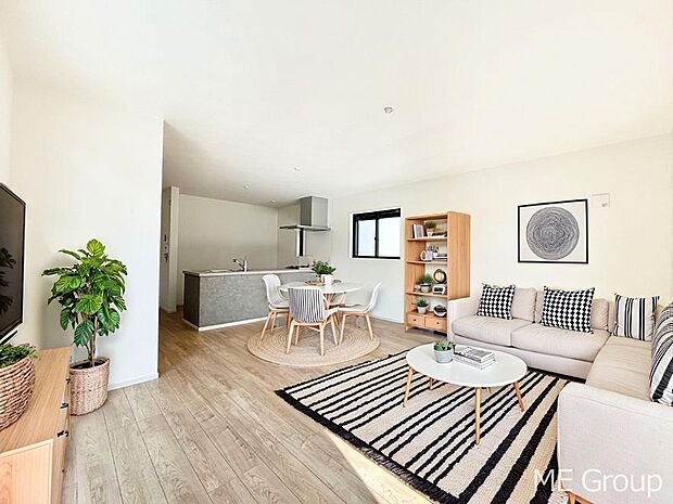 家族の和やかな会話が聞こえてきそう。開放感のあるリビングです。 ※家具はCGです