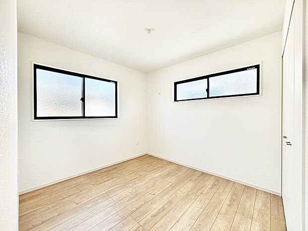 2面採光で気持ちよく自然光が取り入れられるのでお子様のお部屋にもピッタリ