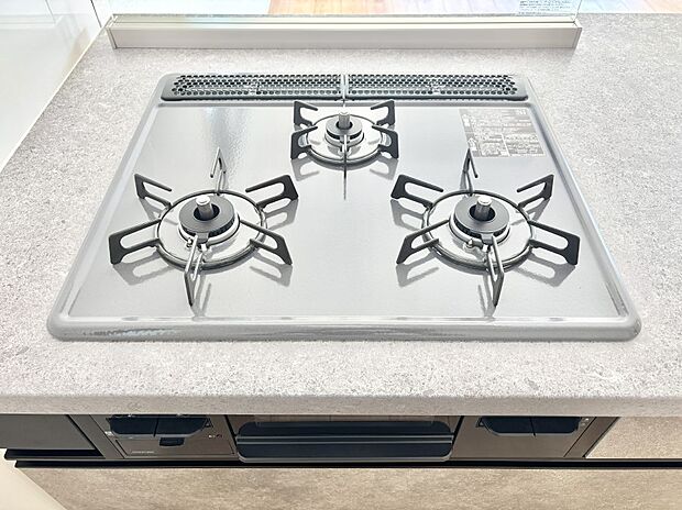 ガスコンロはSiセンサー搭載。火力調節や焦げ付き・消し忘れも防いでくれます。